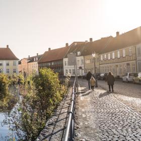 Familie på tur på Slotsgade i Nyborg