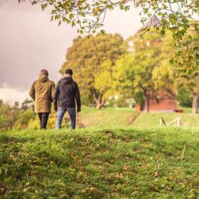 To personer på vandretur på Nyborg Vold