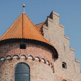 Nyborg Slot i flot solskinsvejr 