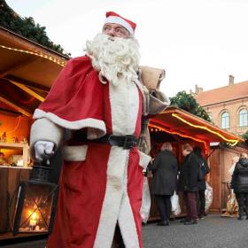 Julemanden kigger forbi til julemarkedet i Nyborg