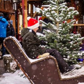 Børn leger i sneen til julemarkedet til jul i den gamle Kongeby