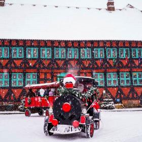 Gadetoget Futti kører rundt i den gamle kongeby Nyborg til julemarkedet