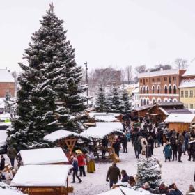 Udsigt til sneklædt julemarked i den gamle Kongeby, Nyborg