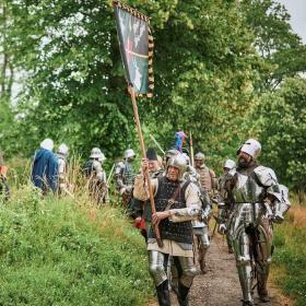 Riddere marcherer mod Turneringspladsen på Torvet til Danehof i Nyborg