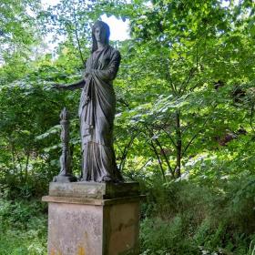 Statue i Glorup Gods Slotspark tæt på Nyborg