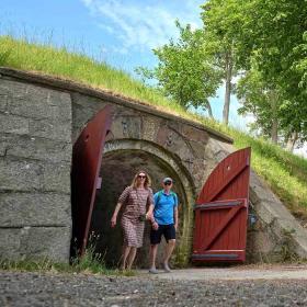 Turister på gåtur på volden ved Nyborg Slot