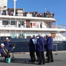 Krydstogtskibet Hebridean Sky får et musikalsk velkommen til Nyborg