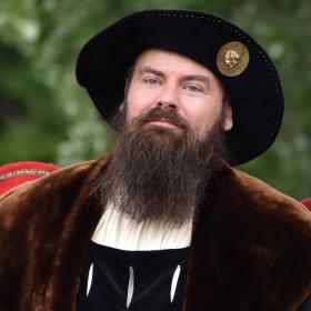 Kong Christian 2. og Dronning Elisabeth til middelalder-modeshow ved Turneringspladsen