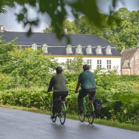 To gode kollegaer cykler Herregårdsruten til Glorup Gods