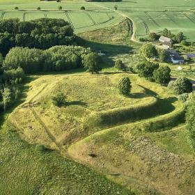 Besøg Magelund Voldsted i Ellested sogn i Nyborg, Fyn