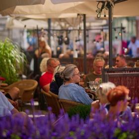 Turister nyder solskinnet på en af Nyborgs caféer