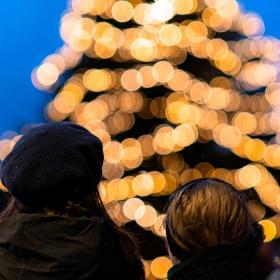 Se det store juletræ blive tændt på Nyborg Torv