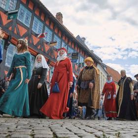 Frivillige går med i det Store Optog til Danehof i Nyborg