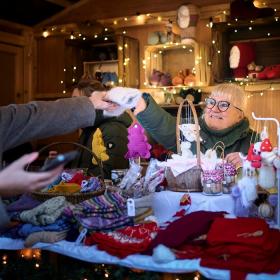Sød bodholder sælger strik på julemarkedet i Nyborg