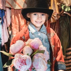 Det Kongelige Teaters Postyrium på hjul besøger Nyborg Torv i maj 2026