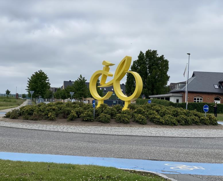 Stor gul cykelskulptur