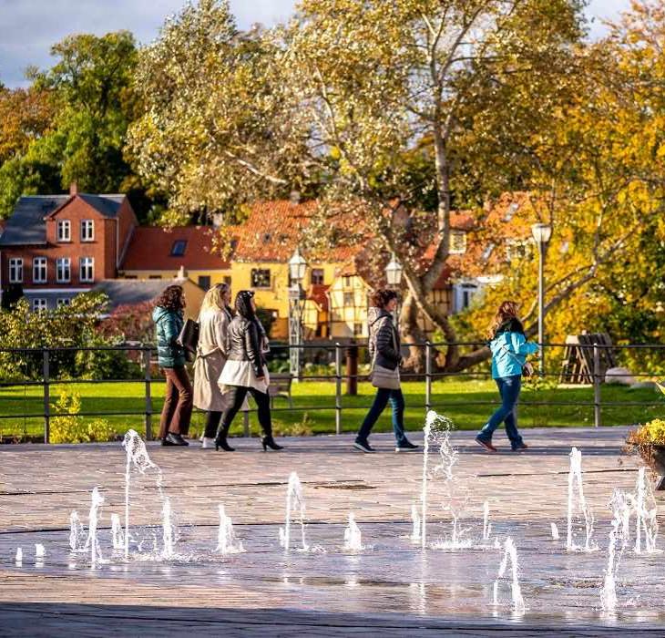 Turister går på Torvet i Nyborg i efterårsferien