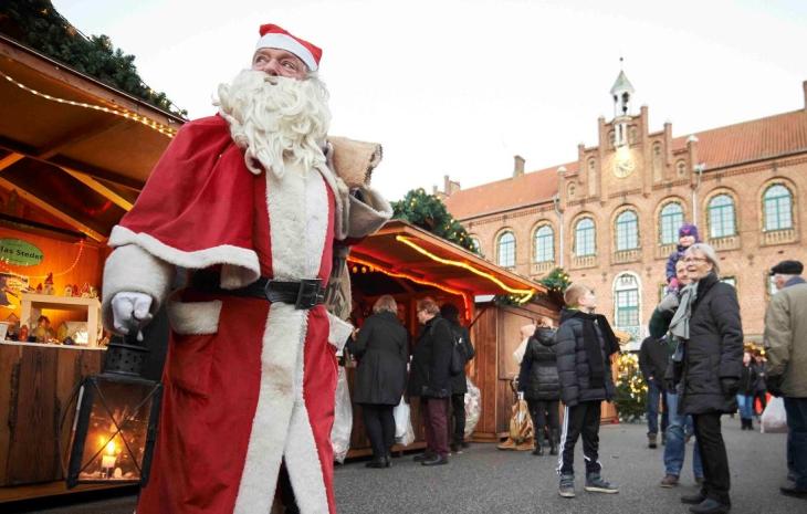 Julemanden kigger forbi til julemarkedet i Nyborg
